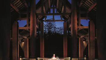 5 restaurants; lunch and dinner served