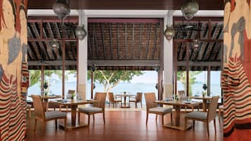 5 restaurantes; se sirve almuerzo y cena; cocina mediterránea