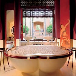Villa, 1 slaapkamer | Badkamer | Een aparte badkuip en douche, een diep bad, een regendouche