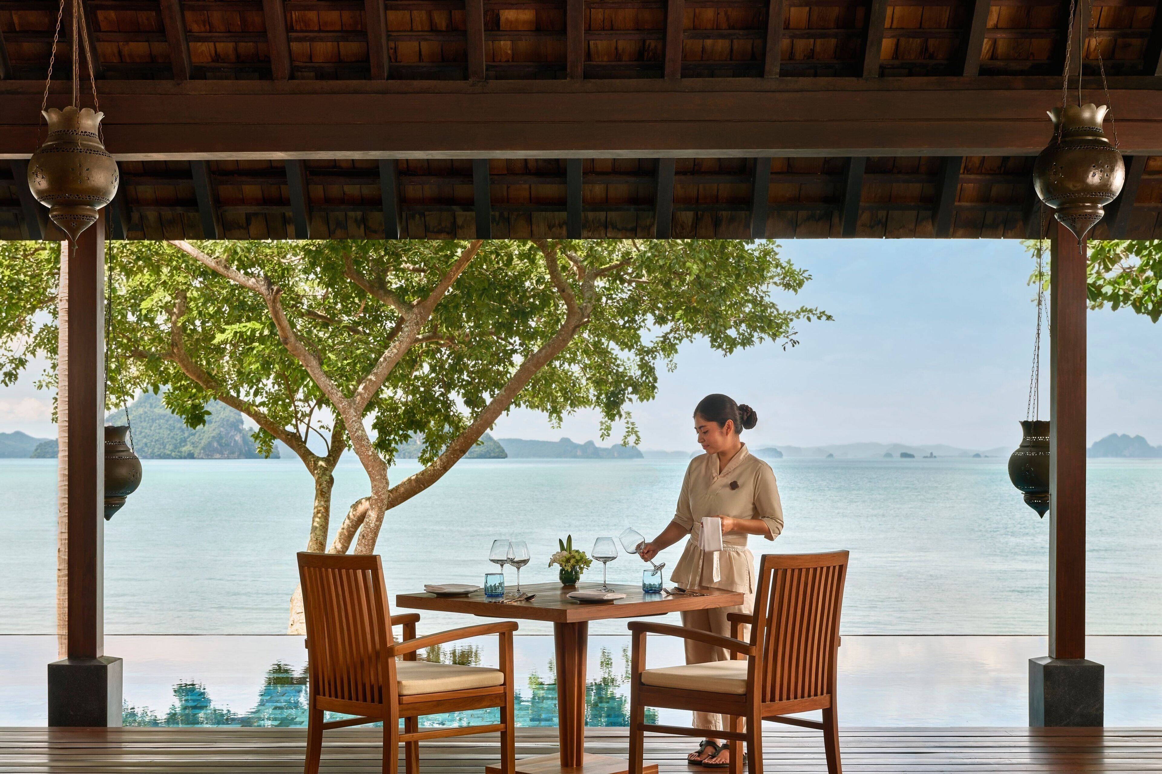 5 restaurants; lunch and dinner served 
