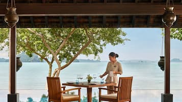 5 restaurants; lunch and dinner served