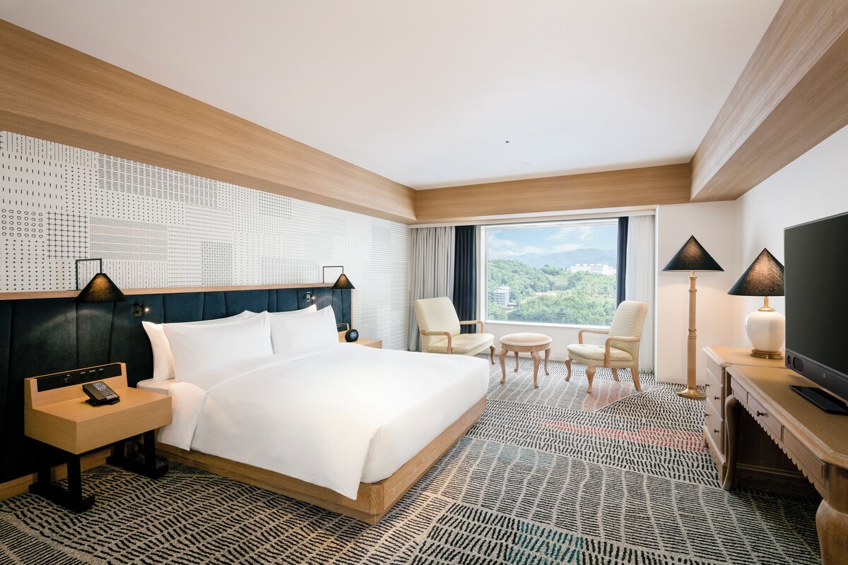 King Room, Deluxe Room | Down comforters, in-room safe, desk, blackout drapes