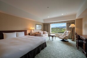 Edredón, caja de seguridad en la habitación y escritorio 