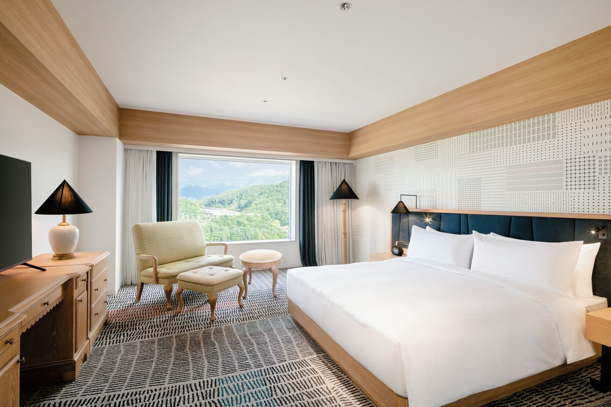 Deluxe Room (King Executive Room) | Down comforters, in-room safe, desk, blackout drapes
