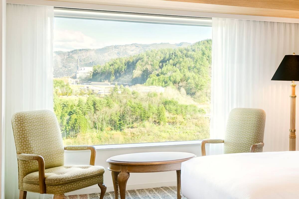 Down comforters, in-room safe, desk, blackout drapes