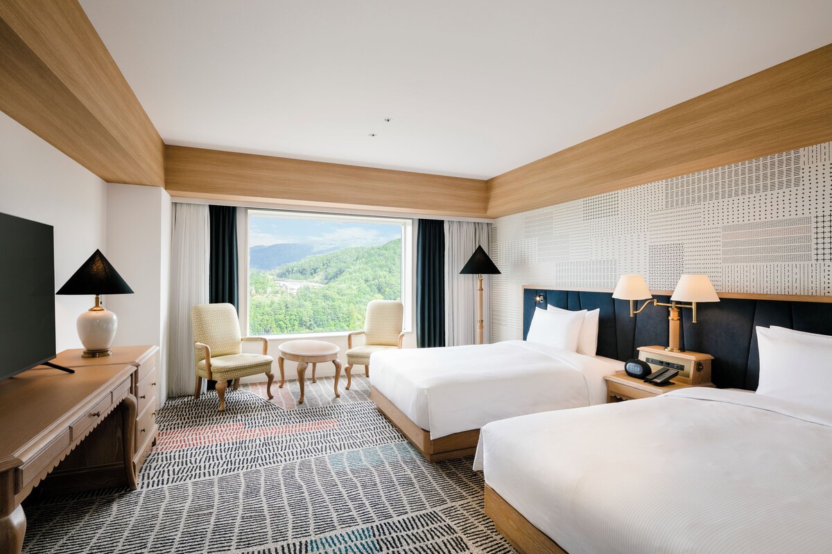 Twin Room (Guest Room High Floor) | Down comforters, in-room safe, desk, blackout drapes
