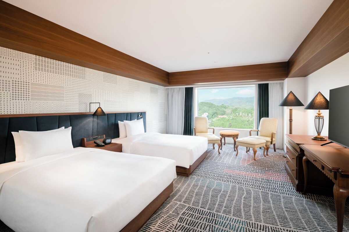 Deluxe Twin Room (Executive Room) | Down comforters, in-room safe, desk, blackout drapes