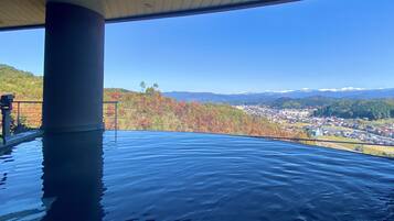 Un jacuzzi bajo techo con vistas a un pueblo y montañas.