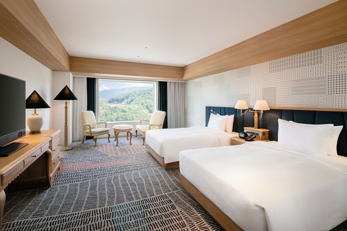 Deluxe Twin Room (High Floor) | Down comforters, in-room safe, desk, blackout drapes