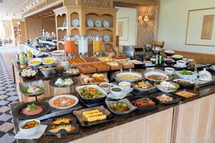 Daily buffet breakfast (JPY 3200 per person)