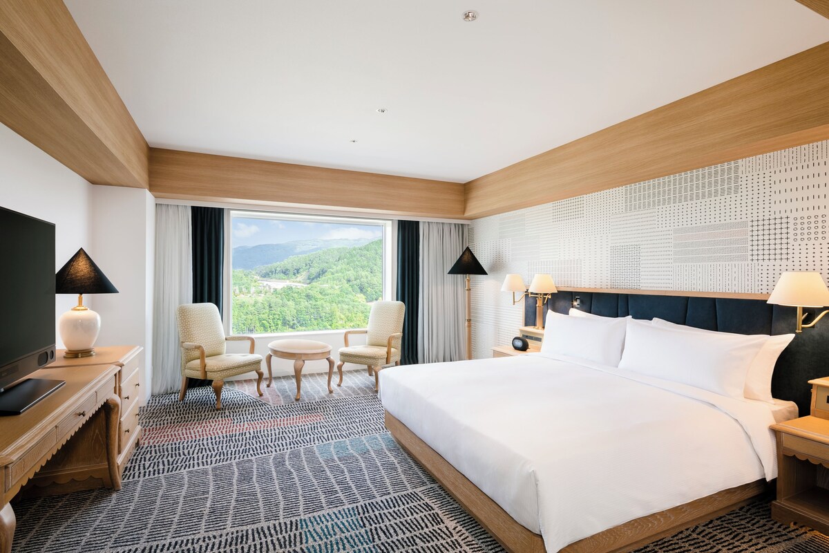 King Room, Room | Down comforters, in-room safe, desk, blackout drapes