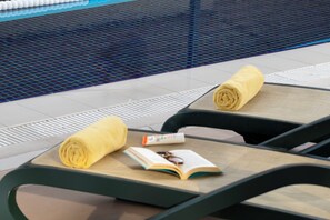 Alberca al aire libre por temporada y camastros 