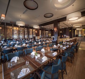 2 restaurants servant le petit déjeuner, le déjeuner et le dßner