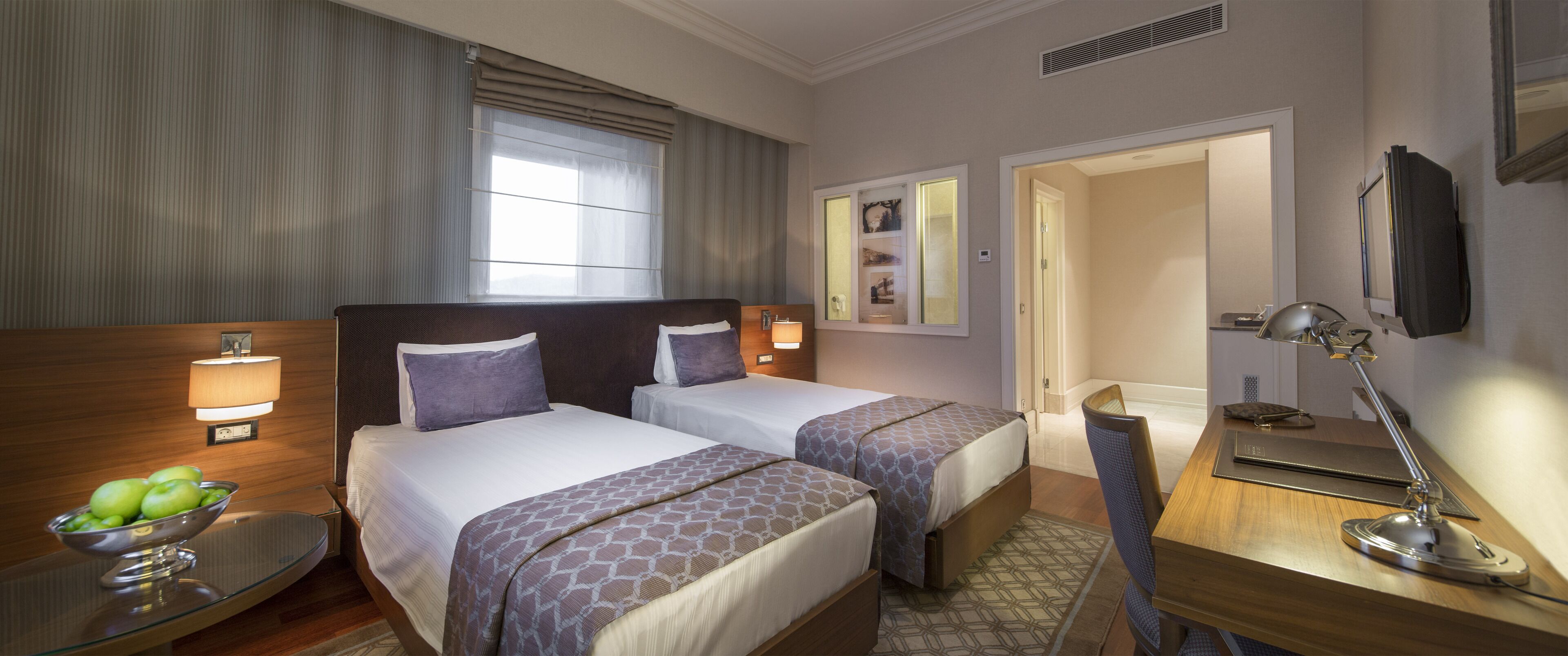 Luxe beddengoed, een minibar, een kluis op de kamer, een bureau