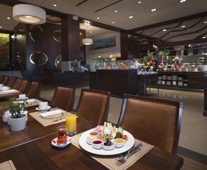 Desayuno buffet (EUR 25 por persona) 
