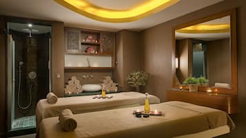 Salas de tratamiento para parejas, un sauna, una bañera de hidromasaje