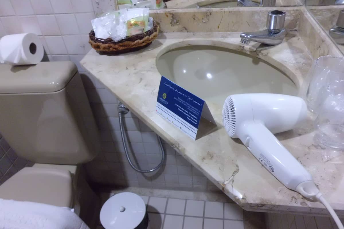 Shower, pancuran hujan, pengering rambut, dan handuk