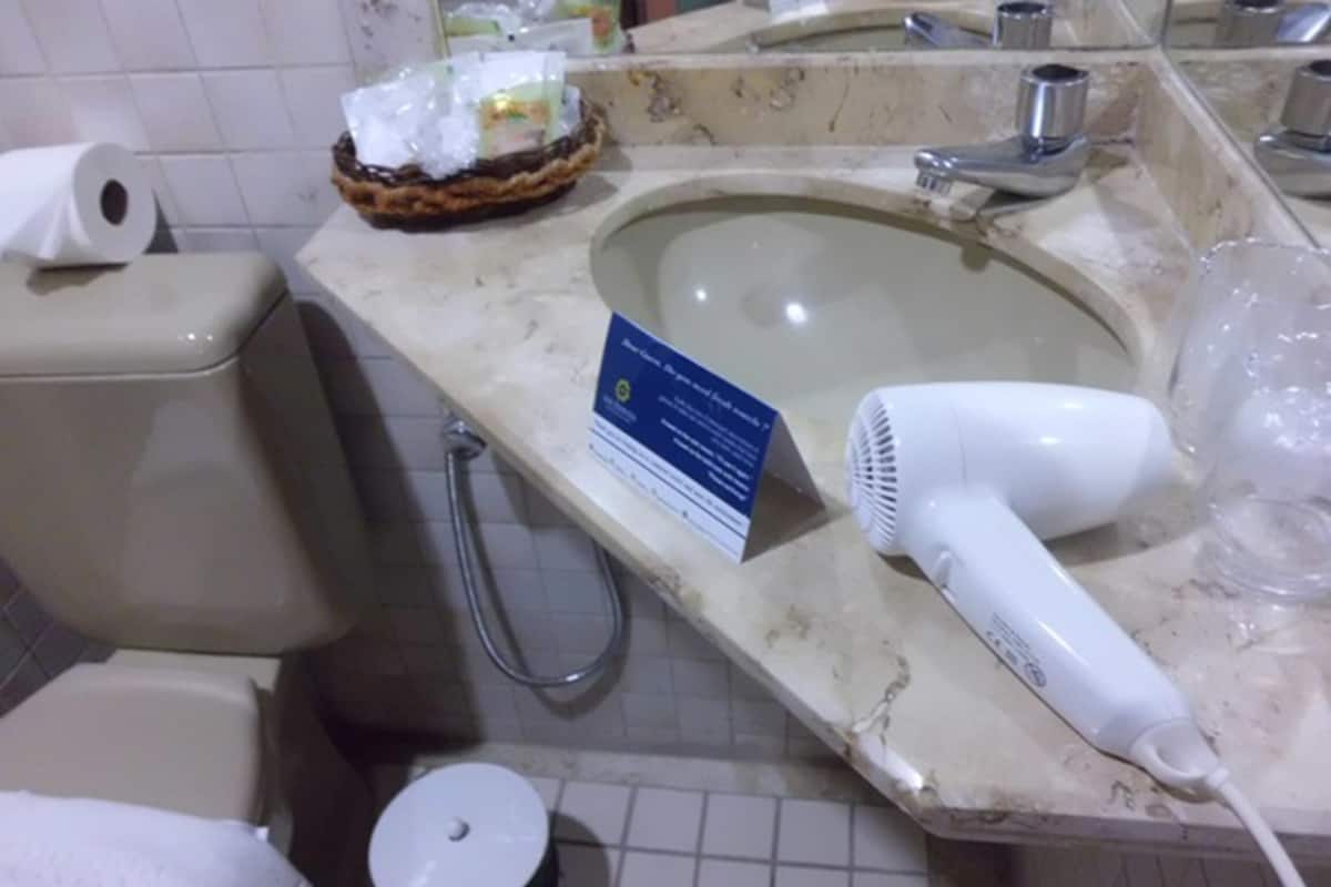 Kamar mandi | Shower, pancuran hujan, pengering rambut, dan handuk