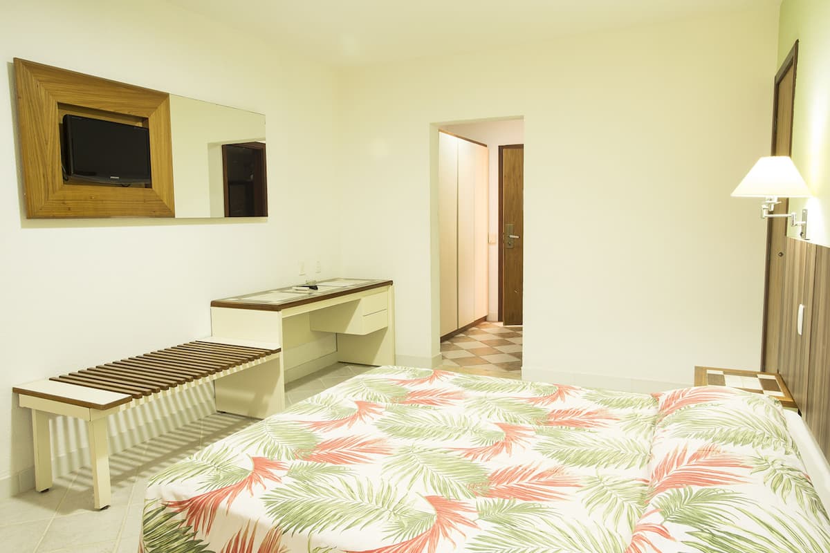 Minibar, brankas, meja kerja, dan tirai kedap cahaya