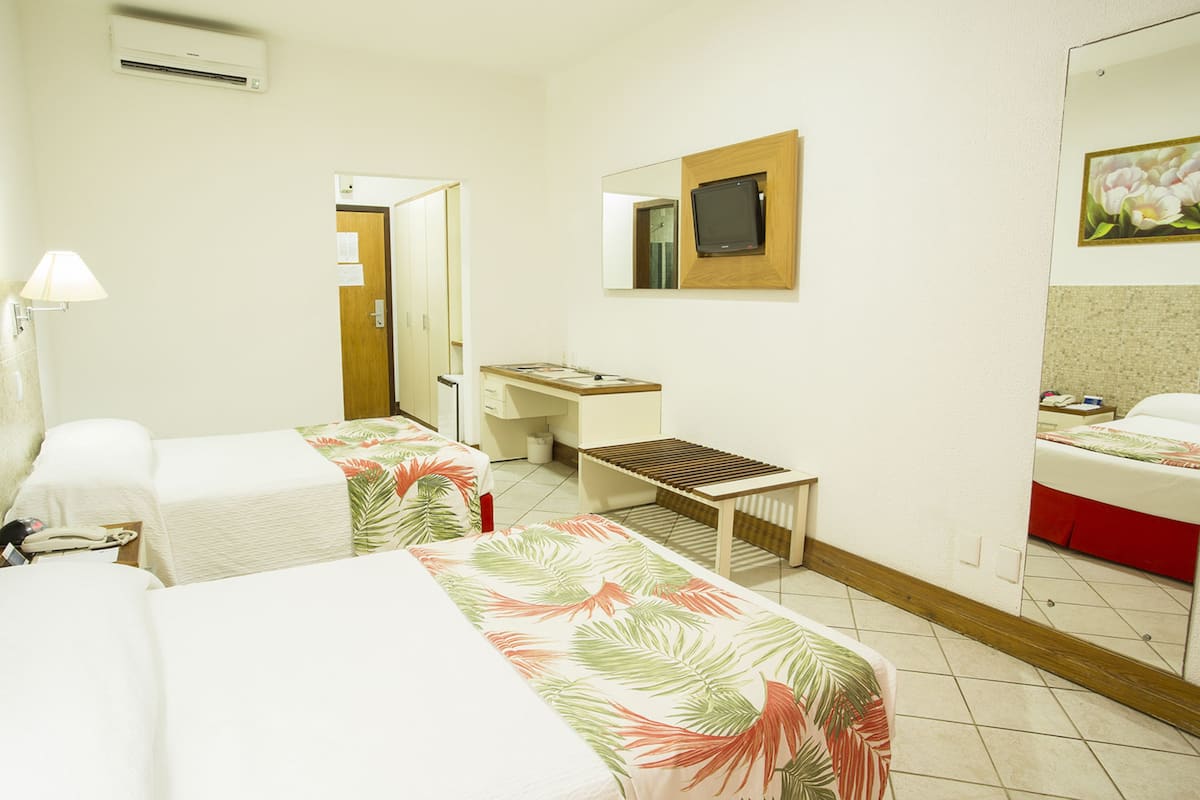 Minibar, brankas, meja kerja, dan tirai kedap cahaya