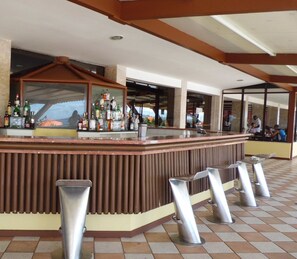 Bar (trong khuôn viên)