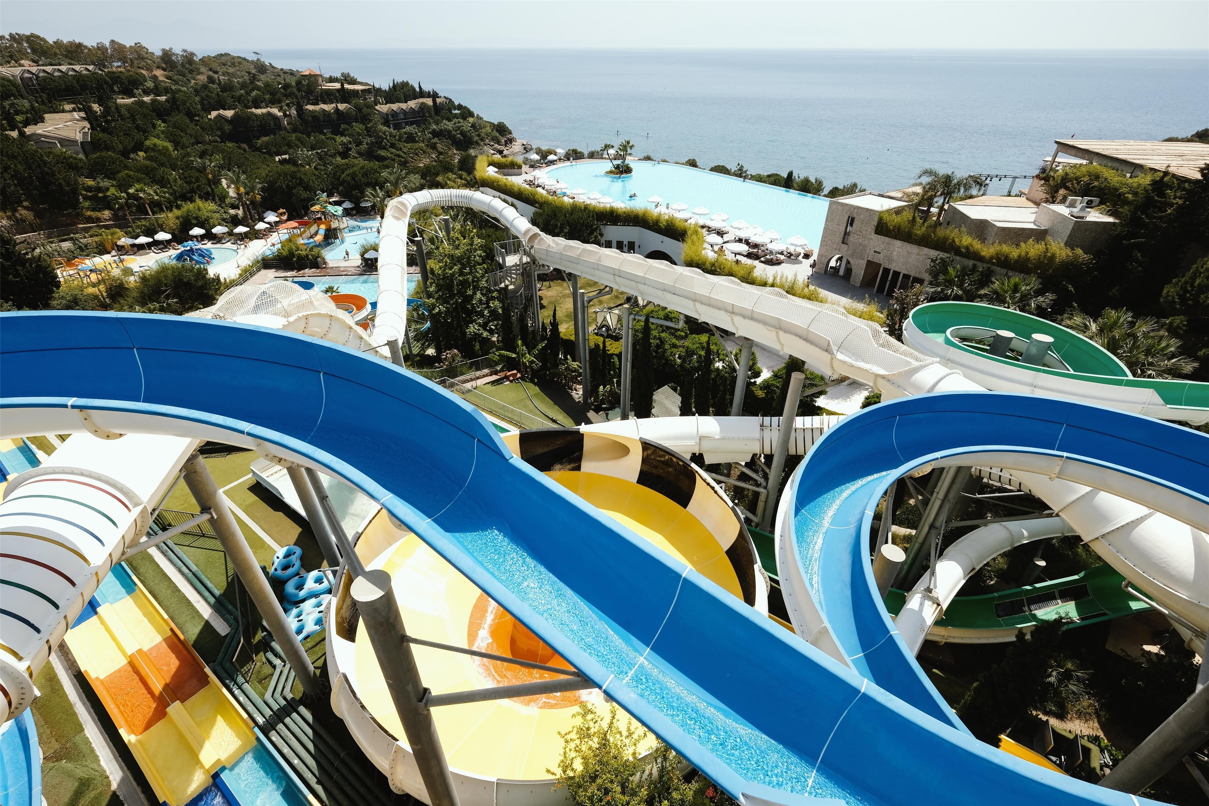 Ein Wasserpark mit mehreren Rutschen und einem Poolbereich.