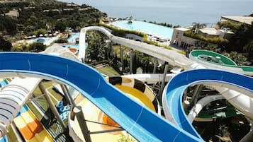 Ein Wasserpark mit mehreren Rutschen und einem Poolbereich.