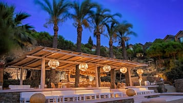 11 bars/lounges, 2 poolbars, een strandbar