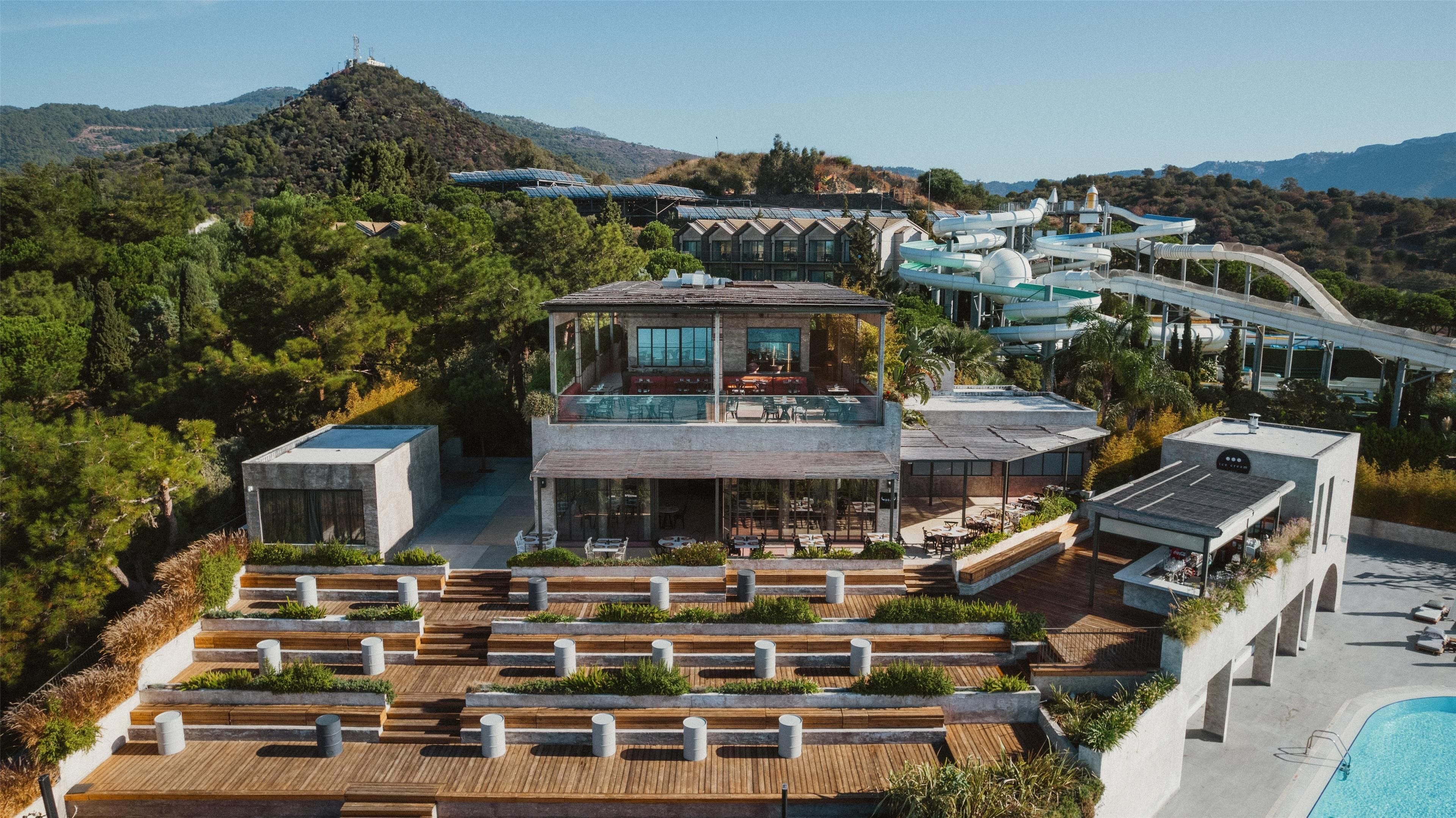 Un moderno resort con piscina, zona de estar al aire libre y tobogán de agua.