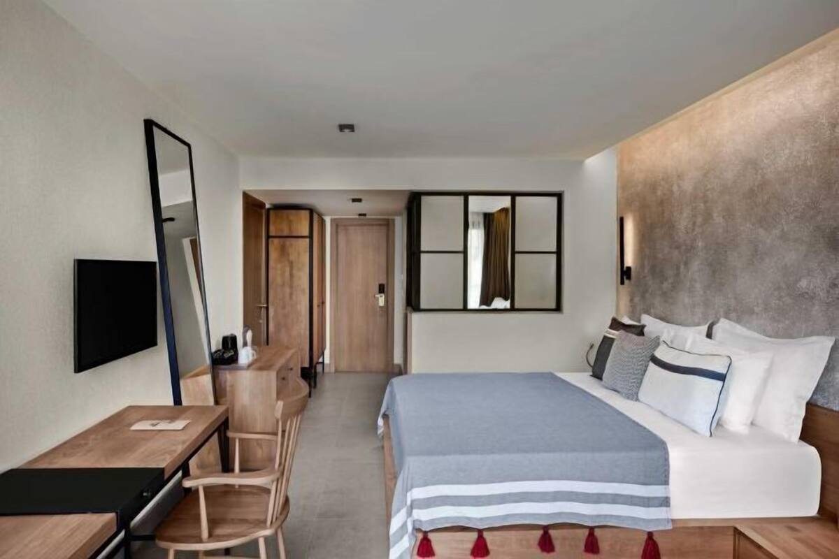 Free minibar, in-room safe, desk, iron/ironing board (on request)
