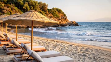 Spiaggia privata, cabine (a pagamento), lettini da mare, ombrelloni