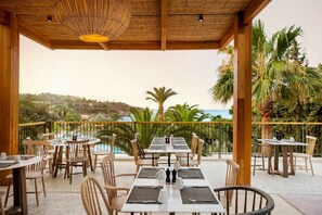 7 restaurantes; se sirven desayunos, almuerzos, cenas y cocina italiana 