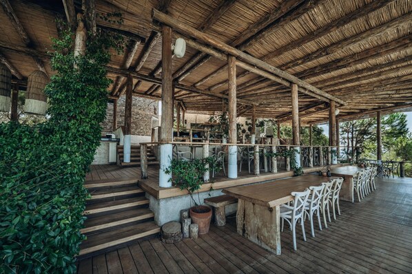11 bars-salons, 2 bars attenants à la piscine, bar sur la plage