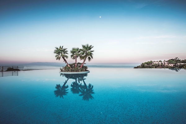 2 utendørsbassenger, bassengparasoller og solsenger