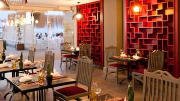 5 restaurants, breakfast, lunch, dinner served; barbecue