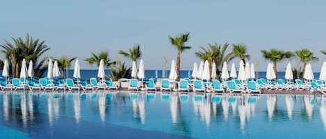 Piscine couverte, 2 piscines extérieures, parasols de plage