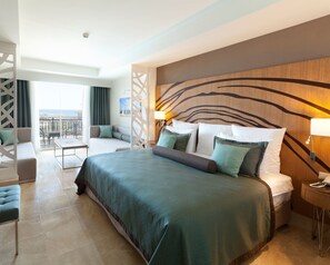 标准四人房, 海景 | 高档床上用品、迷你吧、客房内保险箱、办公桌