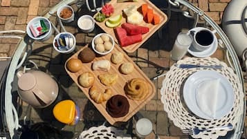 Breakfast, lunch, dinner served; international cuisine, ocean views