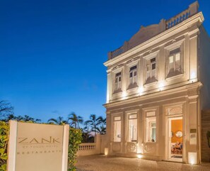 A building with a sign reading "ZANK BY TOQUE HOTEL RESTAURANT". - Zank by Toque Hotel (Salvador)