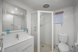 King | Bathroom | Shower, free toiletries, hair dryer, towels - Country Plaza Motel Taree (Taree)