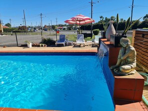 Outdoor pool, sun loungers - Country Plaza Motel Taree (Taree)