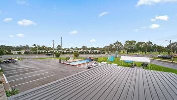 Un parking doté d’une piscine, d’un espace abrité et situé à un carrefour.