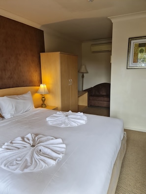 Deluxe Room | Minibar, in-room safe, desk, iron/ironing board