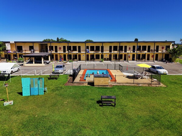 Outdoor pool, sun loungers - Country Plaza Motel Taree (Taree)