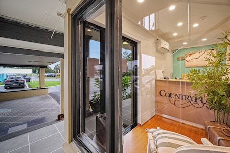 Recepción. Country Plaza Motel Taree