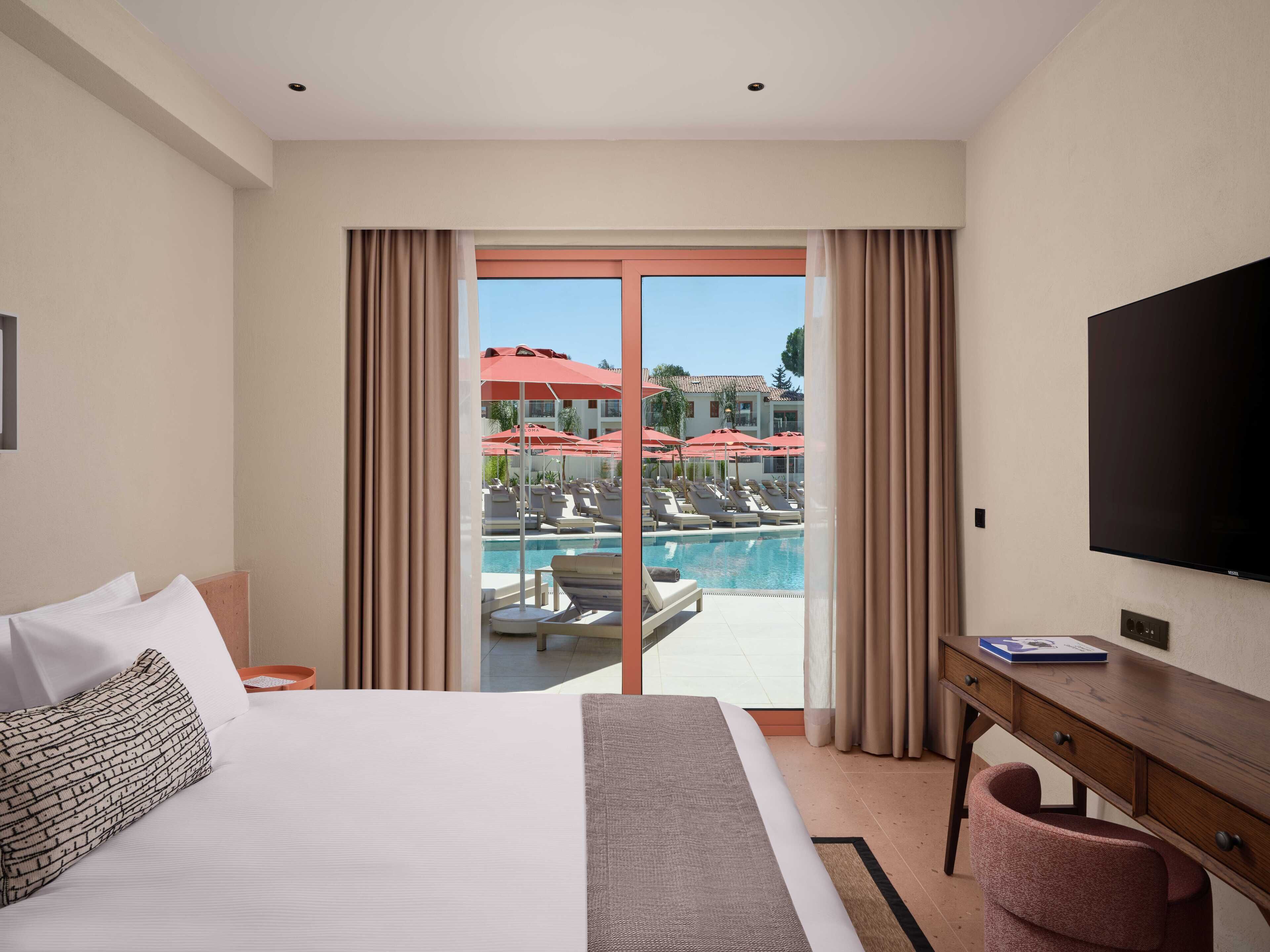 Minibar, caja de seguridad en la habitación, wifi gratis y ropa de cama 