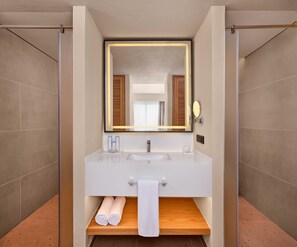 Suíte, sacada, vista para a piscina | Banheiro | Chuveiro, produtos de toalete grátis, secador de cabelo 