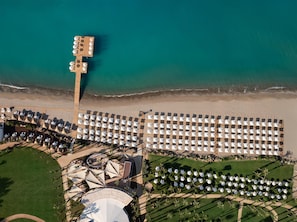 Playa privada, sillas reclinables de playa, sombrillas, toallas de playa