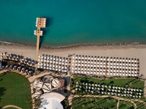 Privatstrand, Liegestühle, Sonnenschirme, Strandtücher