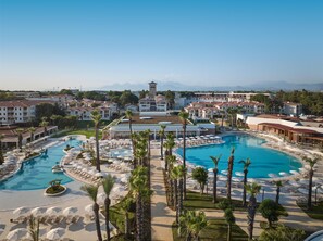 2 piscine coperte, 9 piscine all'aperto, ombrelloni da piscina, lettini